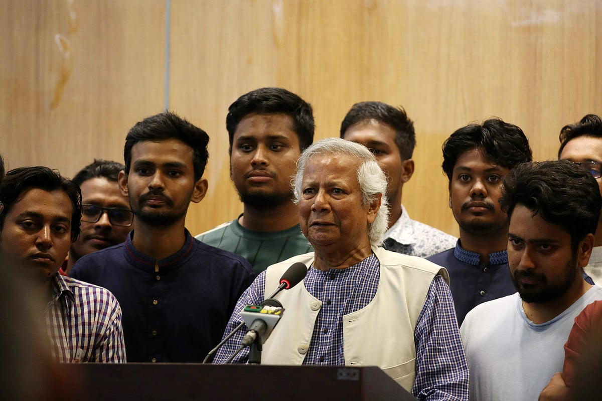 ঢাকায় ফিরে বিমানবন্দরে গণমাধ্যমের সঙ্গে কথা বলেন নোবেল বিজয়ী ড. মুহাম্মদ ইউনূস